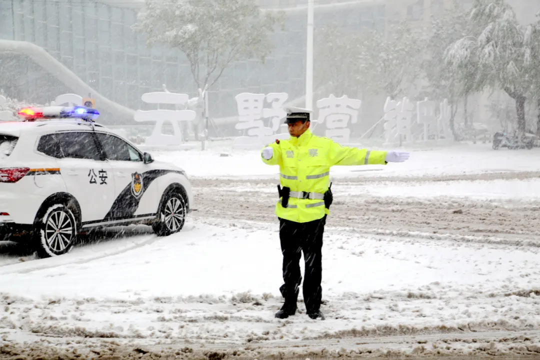 雨雪中的守护：济南公安化身成为风雪中的最美警色