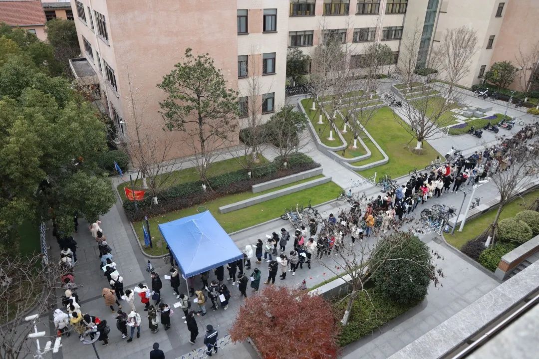 考生规模再创新高！考研首日，多图直击复旦大学考点