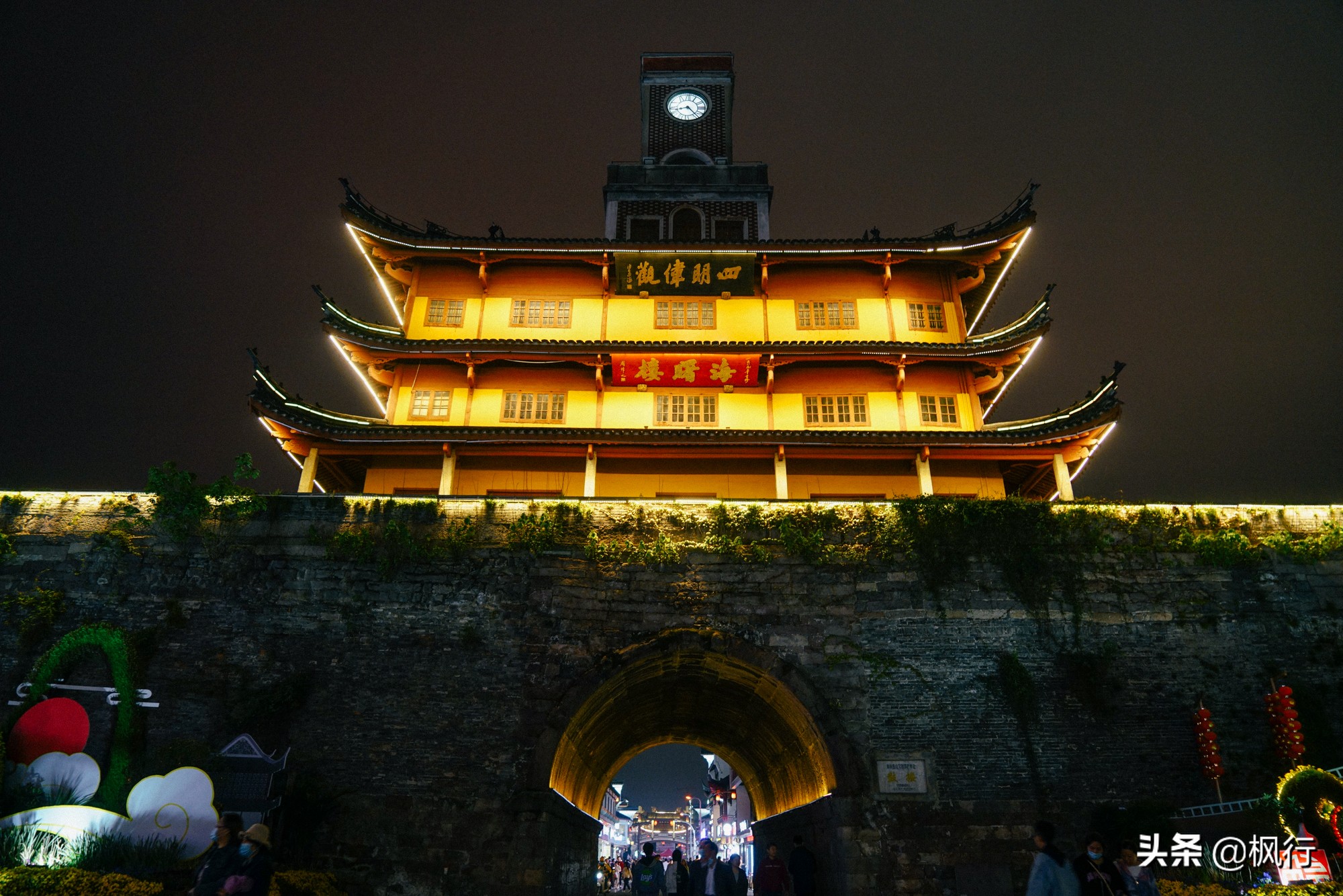 鼓楼是宁波市区不能忽略的老建筑之一,位于月湖公园北侧,离天一阁特别