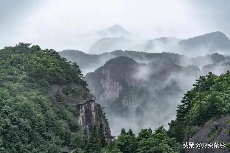 空山新雨后,景色分外娆,竹筏水上行,诗意盎然时,你心动了吗?