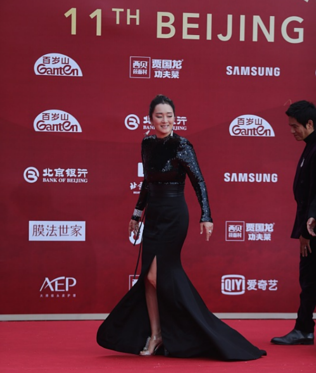 终于知道巩俐为什么叫“巩皇”了，穿黑裙气场全开，真是够霸气