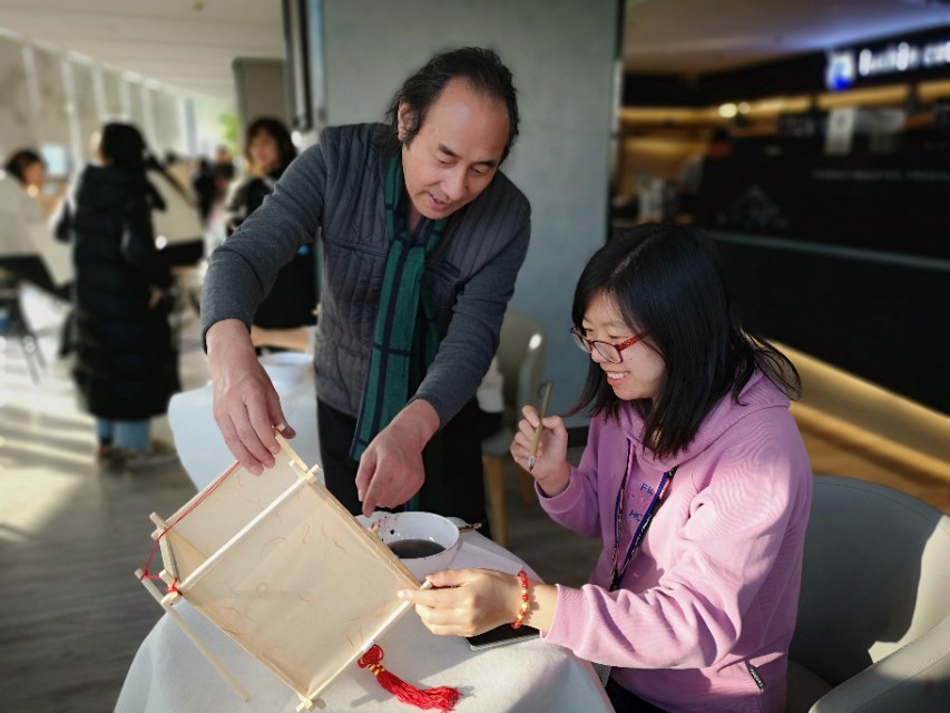 北京传统书画艺术研究会走进完美世界大厦慰问员工