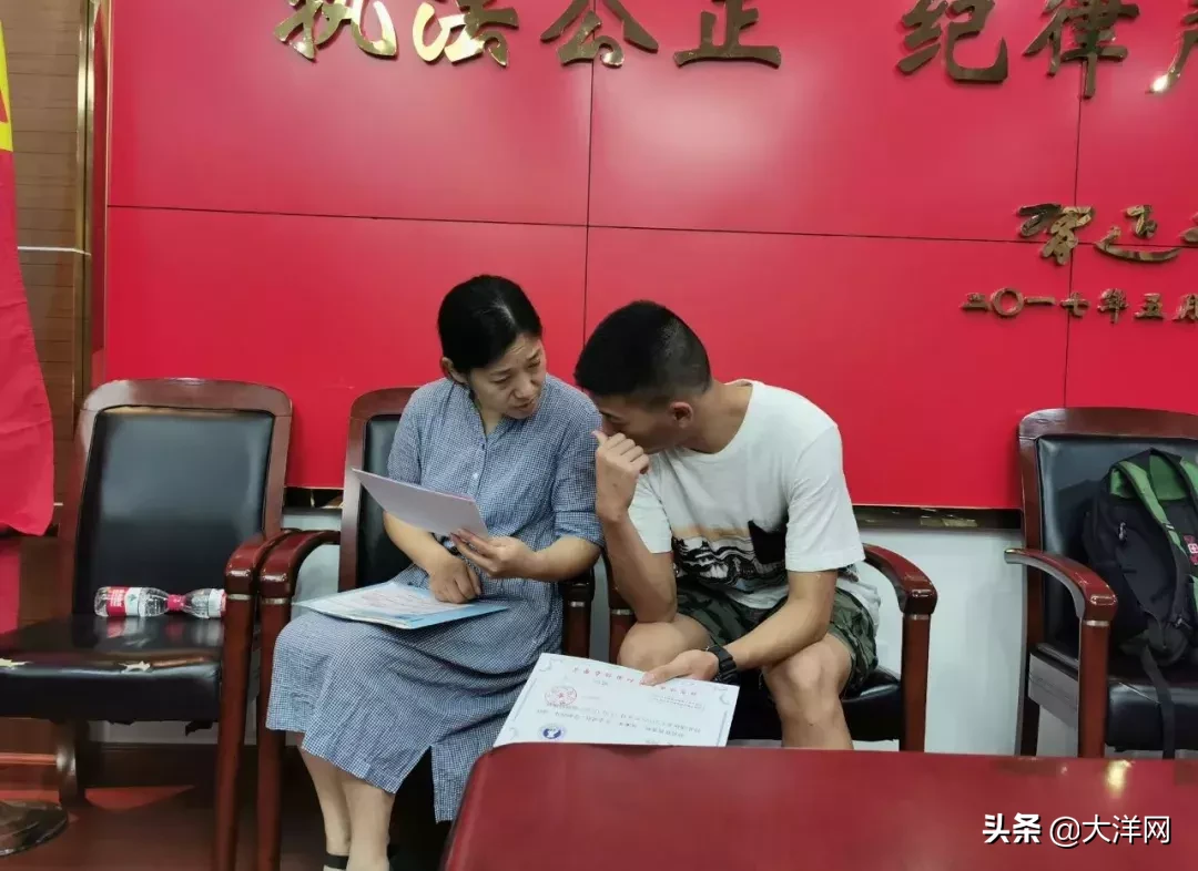 18岁失去警察父亲，杭州男孩今天被浙江警察学院录取！妈妈的一句话让人心疼...