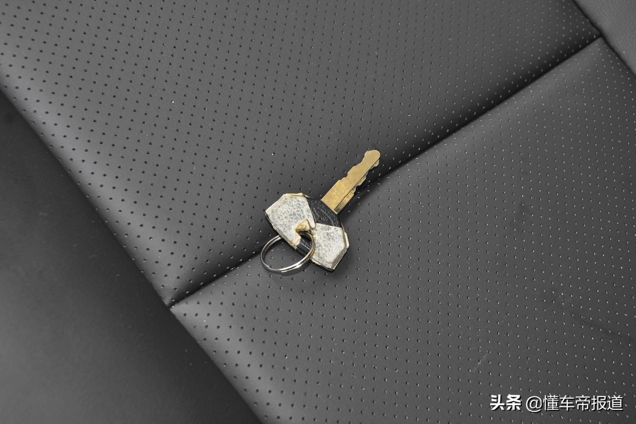 新车 </p><p>　　 配三菱2.4T汽油动力，售价9.48万元，BJ 212致敬版上市