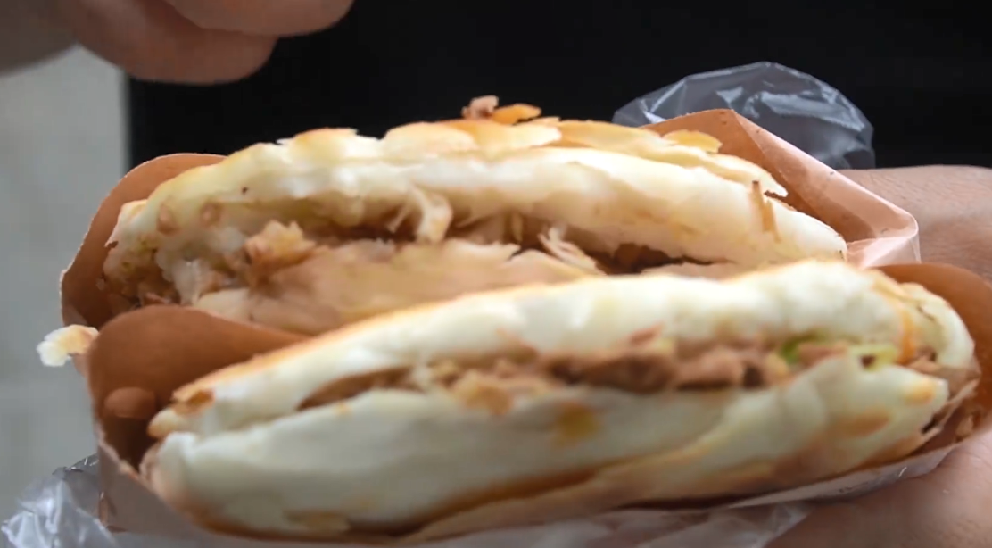 临沂大哥卖接地气小吃，一天120斤就是4盆，5元一个坚持9年不涨钱