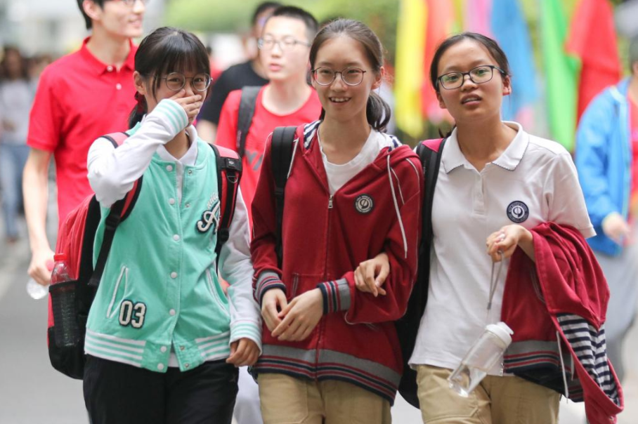 临近高考，不少女生偷吃“避孕药”，家长很担忧，老师却见怪不怪