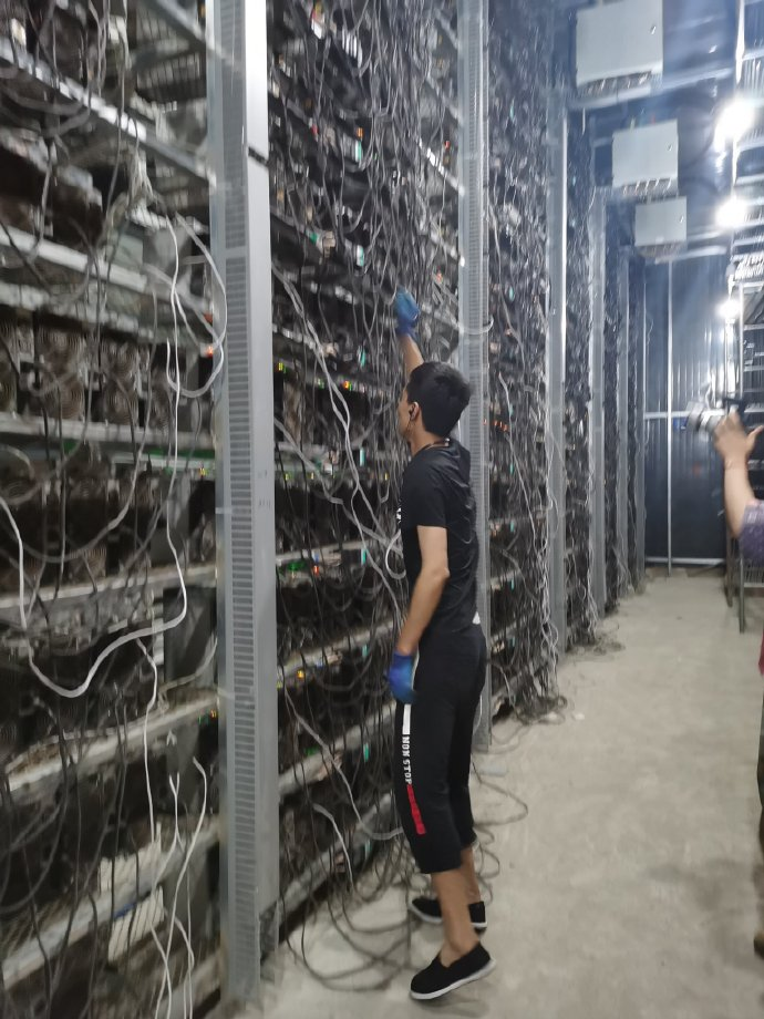 比特币一夜暴跌崩盘！全球最大矿场断电关机，韭菜：都怪中国