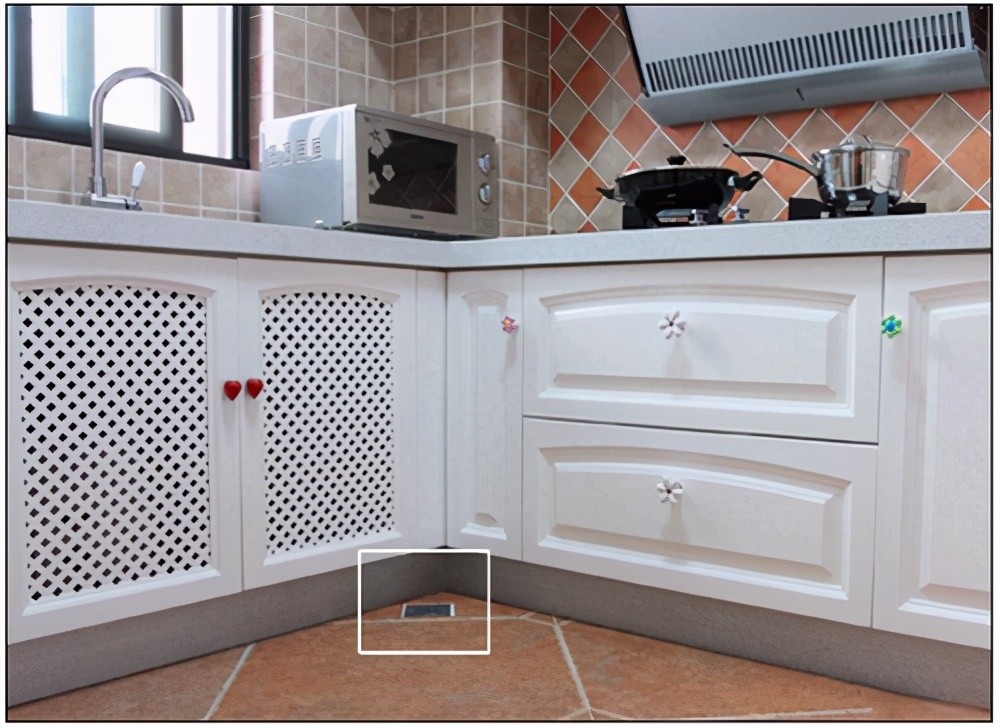 入住两年才知道,厨房装地漏是鸡肋还是锦上添花?如今真遭大罪了