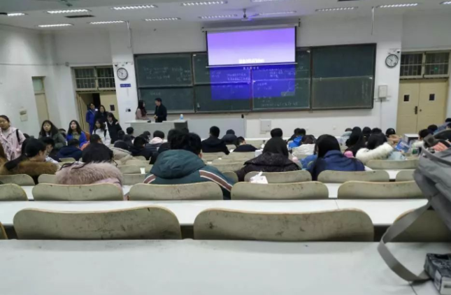 中山大学“新生课表”火了，周一到周五课程满满，学生集体吐槽