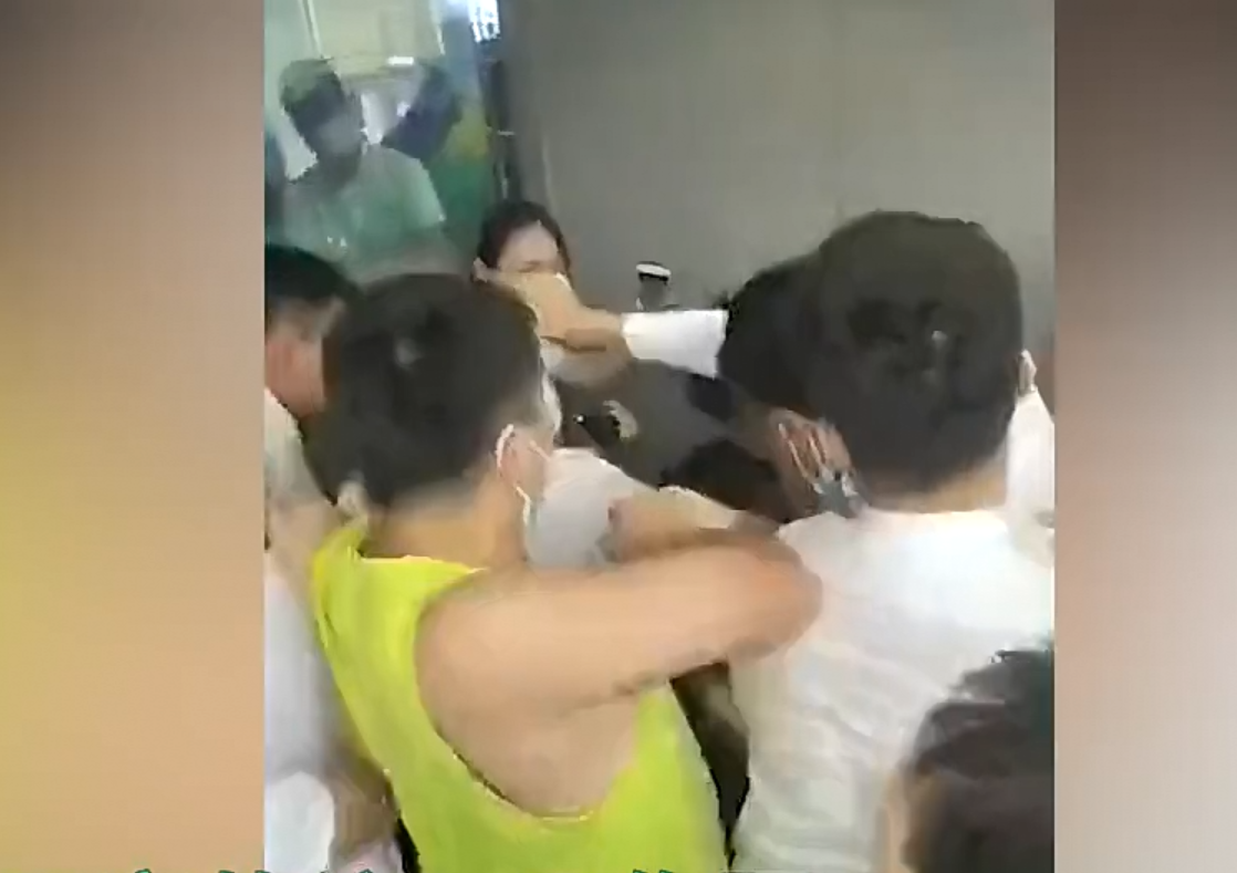 网曝奥迪4S店销售人员群殴客户，店员：客户先动手，我们上去拉架，警方已介入