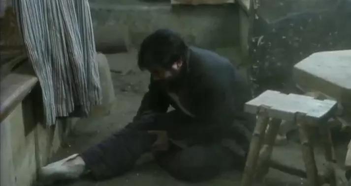 《三个人的冬天》，两男共一女的婚姻：为了活下去，我放下了尊严