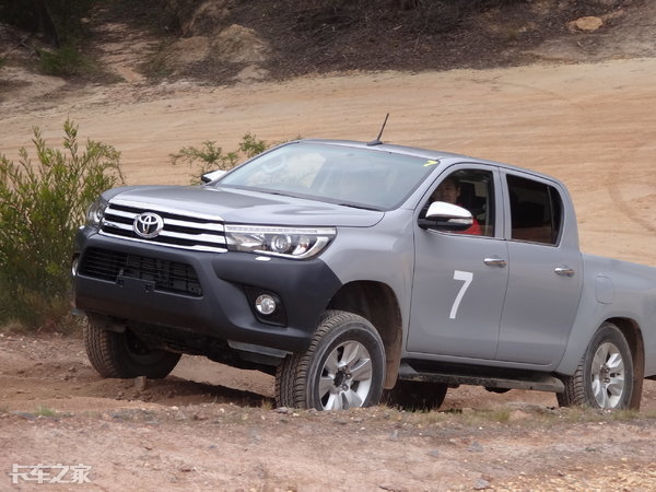 这就是丰田Hilux皮卡的真正实力，如果引进国内你会买吗？