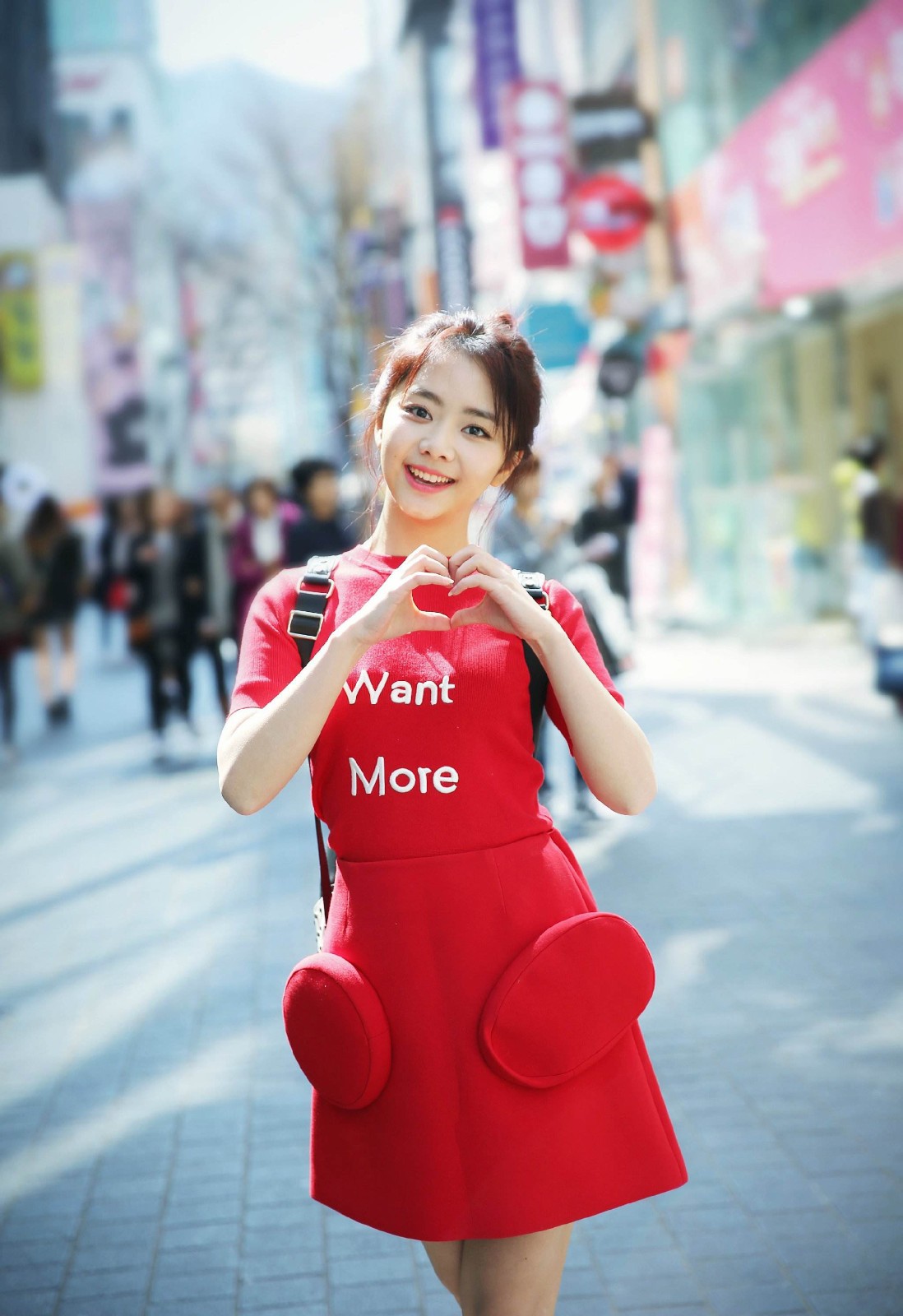 29岁谭松韵太嫩了,穿拼接透视衬衣配粉色短裙,对镜甜笑似少女