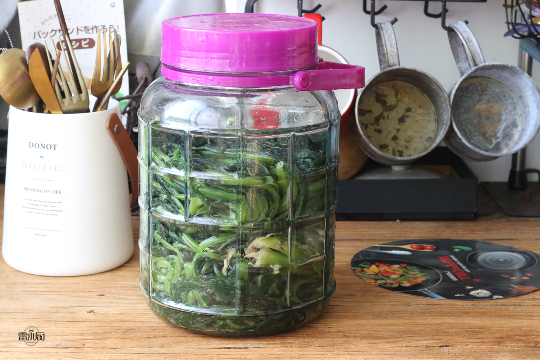 腌了一坛雪菜，家人都说好吃，又腌了一坛，做法一看就会，零失败