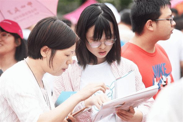 各地高考分数线已出炉，两个分数段的考生不占优势，家长跟着操心