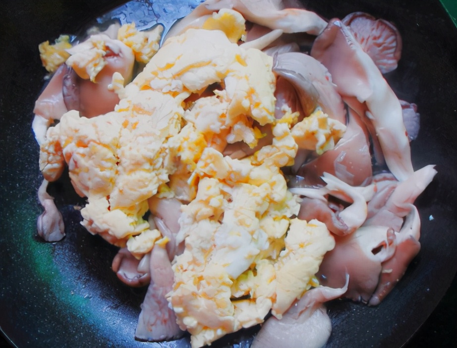 炒平菇时，是否需要焯水？教你正确做法，鲜味翻倍，拿肉也不换