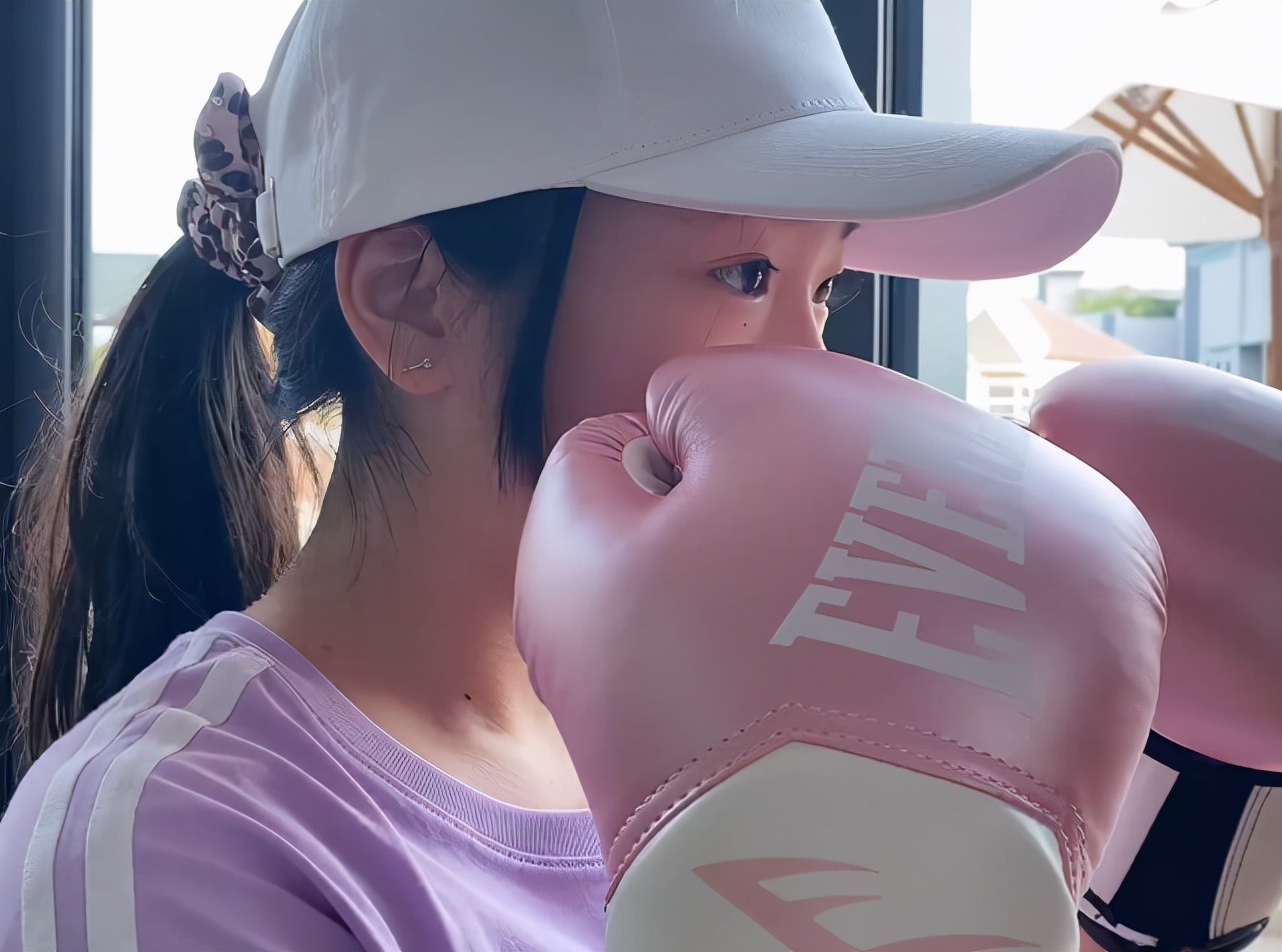 吴尊晒女儿运动vlog，NeiNei变酷飒女孩打网球练拳击，元气满满