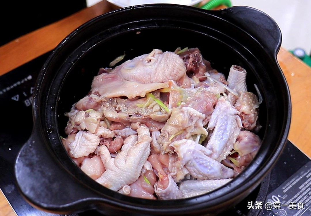 ***肉炖土豆怎么炖好吃（家庭版***肉炖土豆做法好吃又简单）