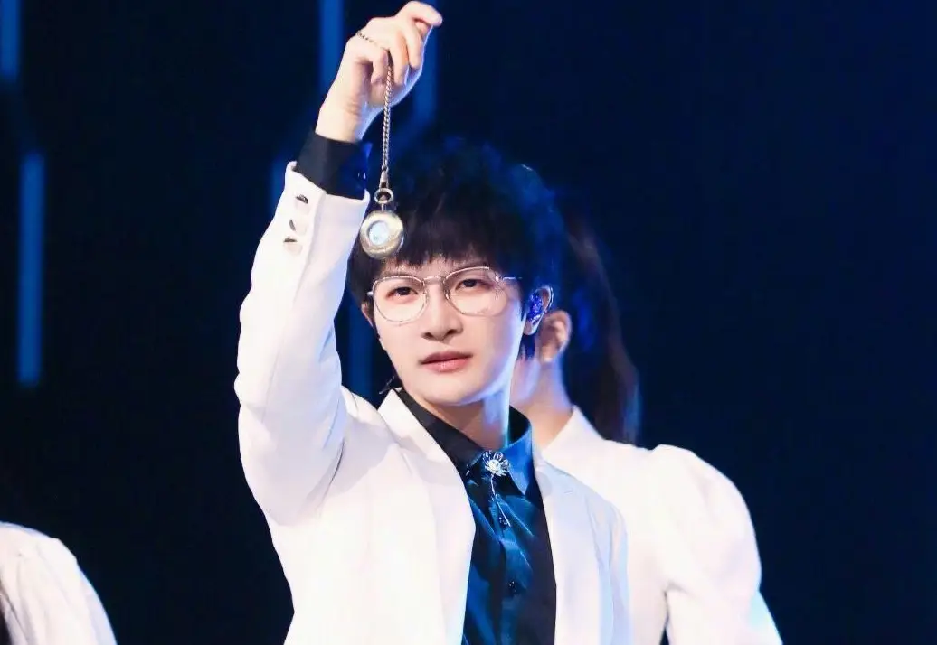 周深是男的还是女的（周深为什么叫宝藏男孩）