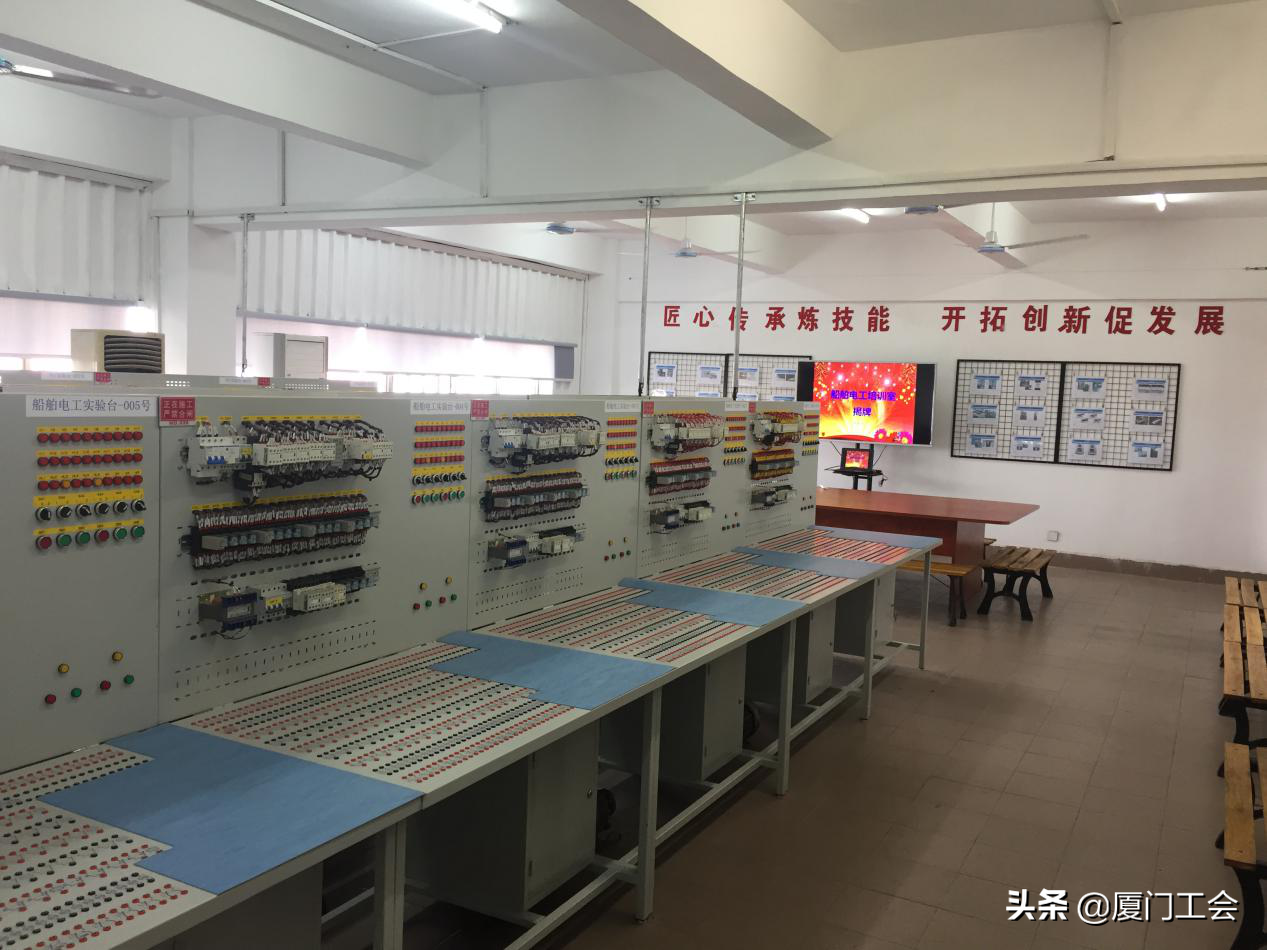 厦门市总工会向首批10家职工学堂授牌