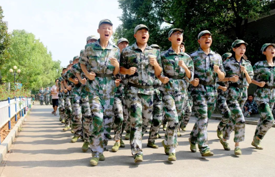 大一新生军训别“耍滑头”，不要聪明反被聪明误，影响毕业就晚了
