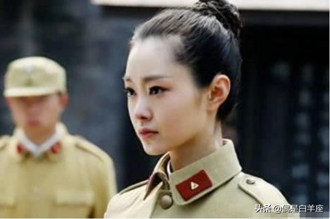 宋轶的“铁头发”，总是梳得十分紧绷，发际线却从不后移