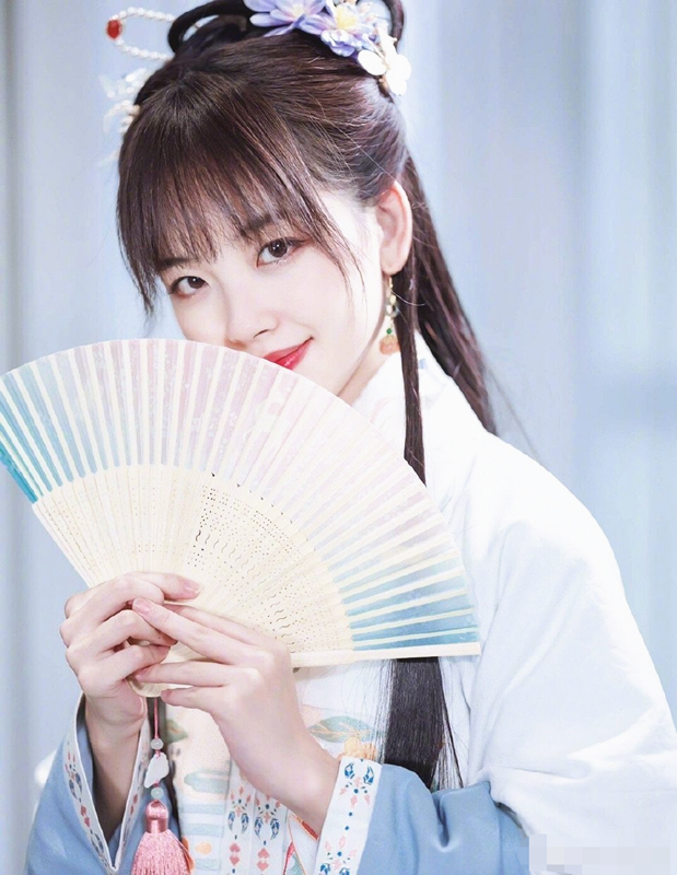 "人气仙女"王冰冰演绎汉服之美,静,雅,柔诠释汉服真谛