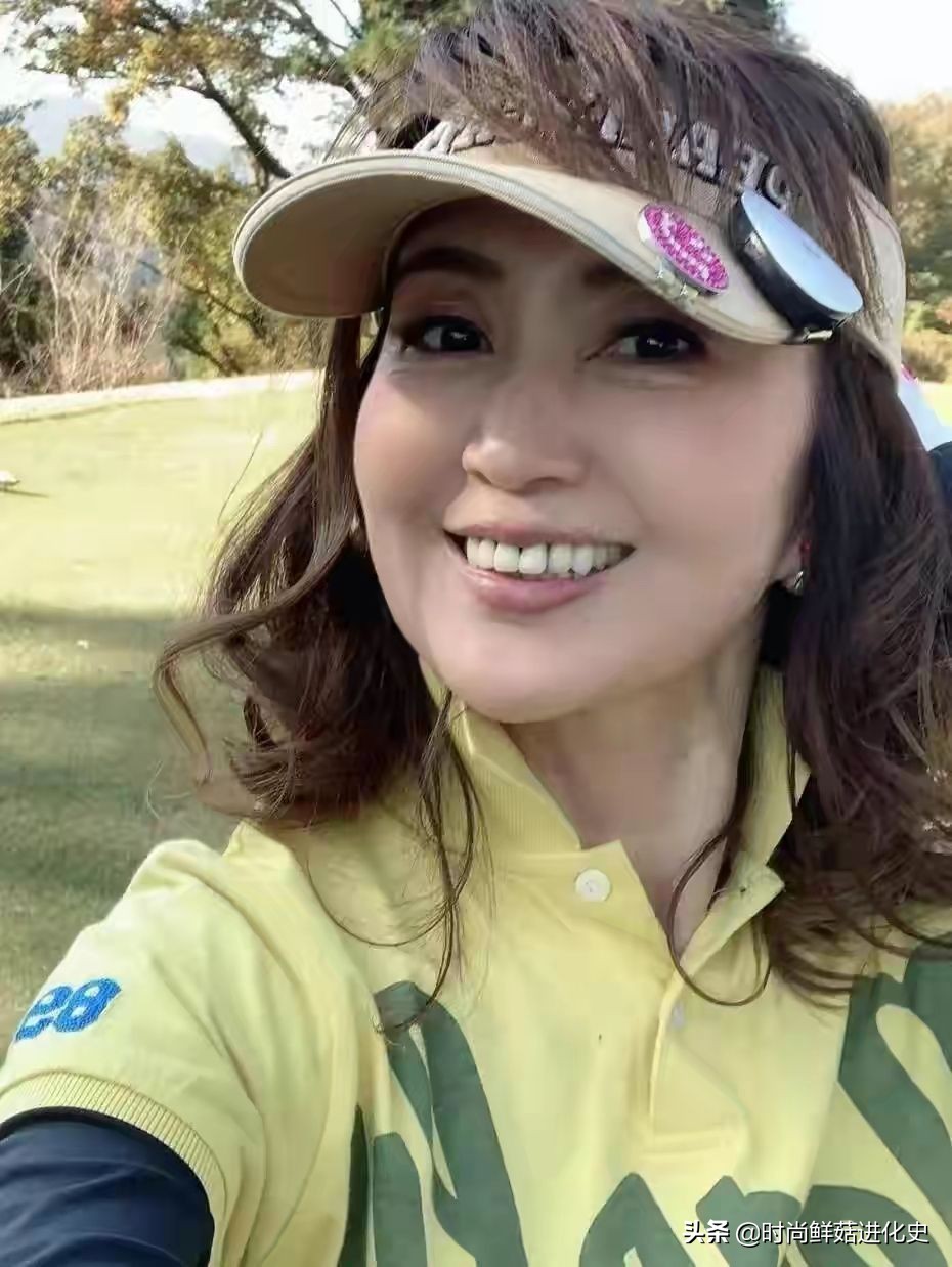 日本71岁的美女奶奶颜值逆龄！身材不输少女，和孙子出门被认母子
