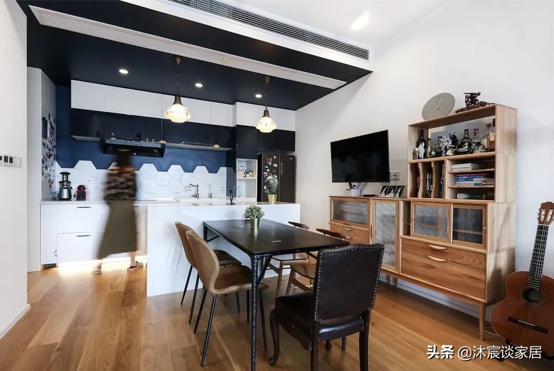 她重新装修房子，餐厨一体化后全屋开阔敞亮，室内复古浪漫很大方