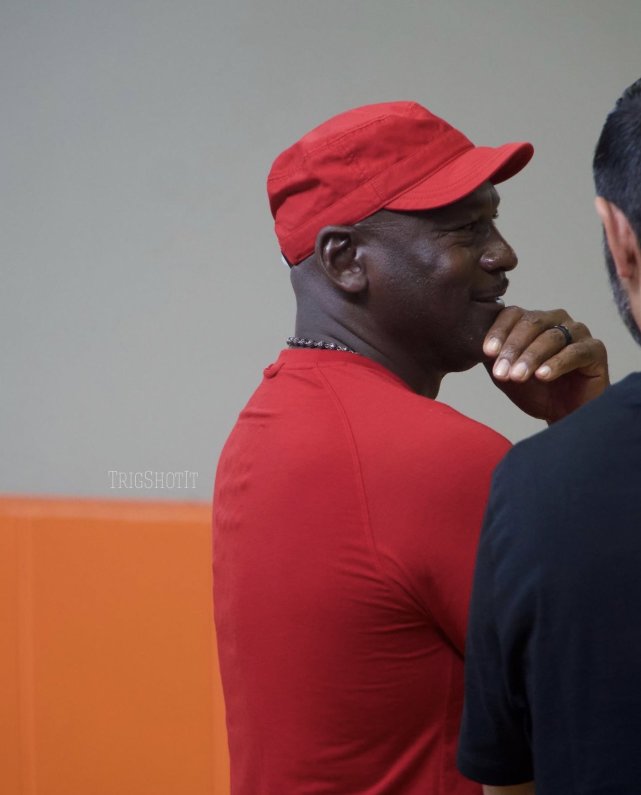 58岁乔丹现身训练场!自信微笑引热议,球迷:仍能打爆这帮小年轻