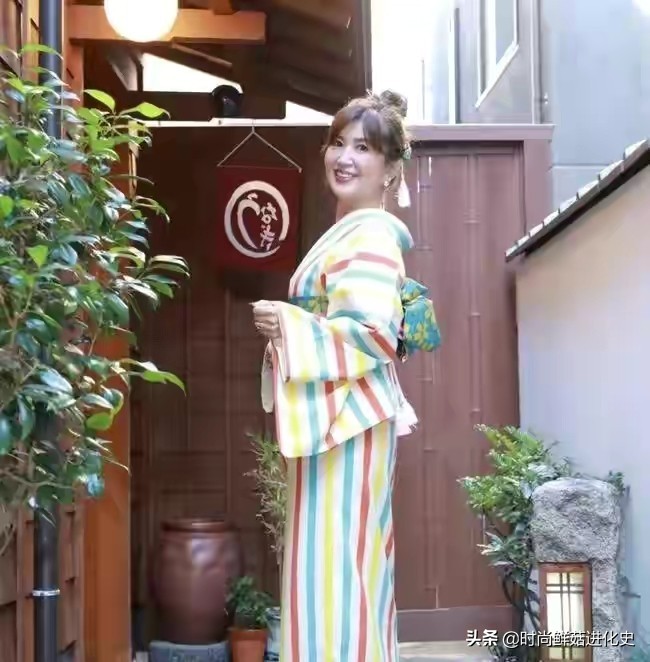 日本71岁的美女奶奶颜值逆龄！身材不输少女，和孙子出门被认母子