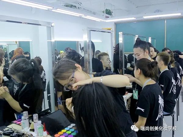 别人家的00后还在上学，我在化妆培训班期间已经月薪过万