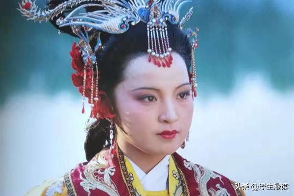 宝玉写应制诗时，黛玉和宝钗都帮了他，作者这么写有何深意？
