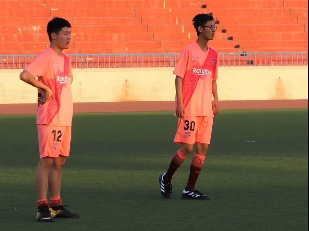 西安外国语大学，是由什么做成的？