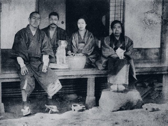 芥川龙之介将妇人动作描写很细腻的语录，却道尽了妇人的伤感