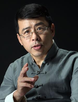 央视主持阿丘被封杀，风光一时沦落到唾弃一世，现在怎样了