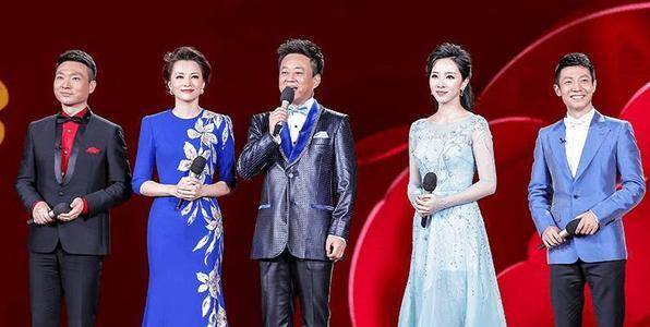董卿失态落泪，年少自卑想自杀，被传隐婚生子，成名背后有多难？