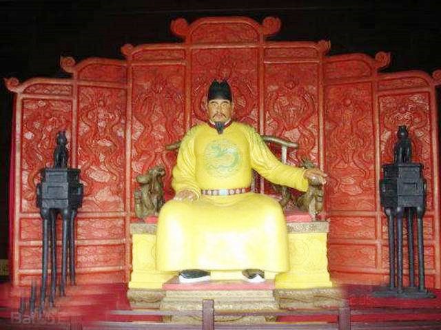 一个小官遇见了朱元璋，不认识朱元璋还跟他喝酒，结果官升十级