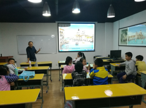 中小学改用“新课桌”，学生上课睡觉或成难题，家长终于能放心了