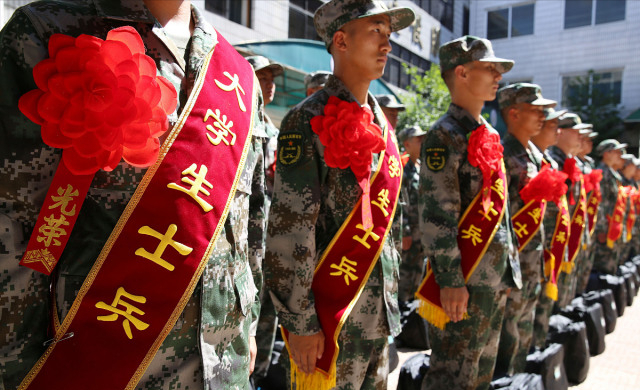 高校毕业生当兵和在校生当兵，各有哪些优缺点？想当兵要清楚