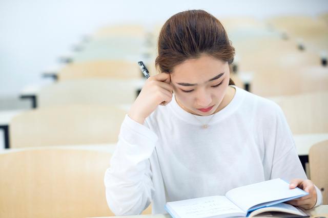 慢慢活成了别人，唯独丢掉了自己，优秀作文赏析：《放弃与坚持》