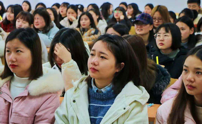 大学生带女朋友回家，当晚明目张胆同居一室，家长表示接受不了