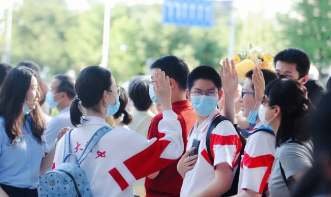 高考志愿成生意，规划师一年收入90万？花高价报志愿真有必要？