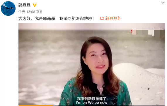 郭晶晶晒照庆父亲节，霍启刚祖孙三代同框，一家六口合体场面温馨