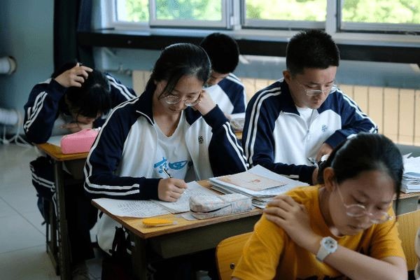 “取消英语”呼声高涨，学科地位受影响？辽宁、上海率先做调整