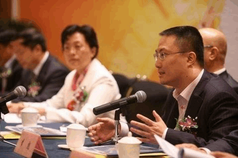 1998年,他打下了自己的成名之战,把30多块的亿安科技抬到126块,翻了