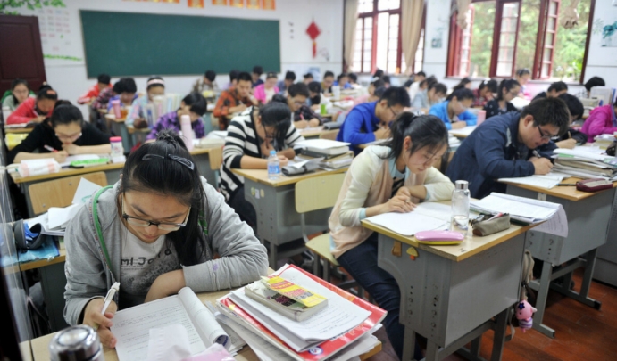 18年前他偷走高考试卷，准备好答案去考试，结果拿到试卷崩溃了