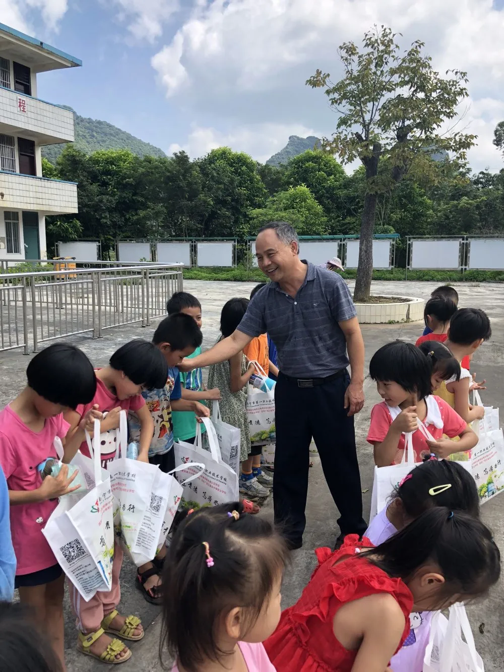 南宁市第一职业技术学校关工委成员代表赴马山县永州镇平山村开展关爱平山村小学送爱心活动