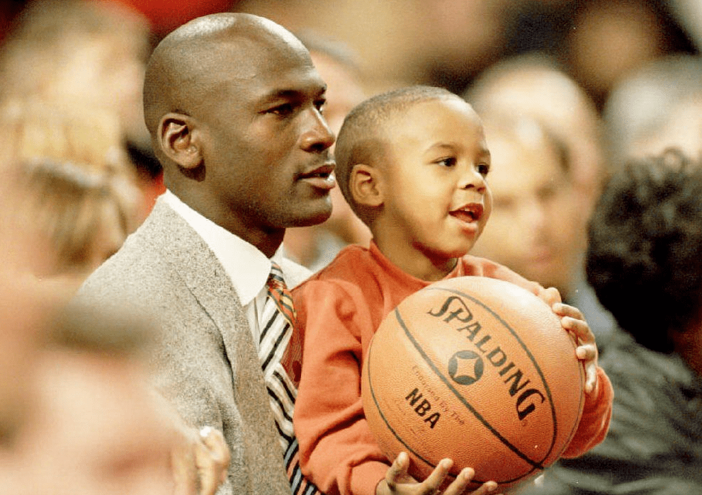 乔丹之子为什么不打nba(乔丹逆生长，和儿子合照似兄弟，与后妈差10岁，为何儿子不打NBA)