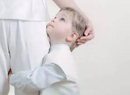 为什么你家孩子胆小？家长有很大的责任，对症下药才能解决问题